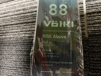 163 cm lyze Volkl Rise Above 88 W + stupacie pasy - 2