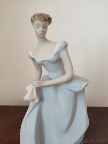 Royal dux žena so šatkou matná porcelánová soška - 2