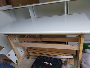 Rostroucí psací stůl Ikea dřevěný . - 2