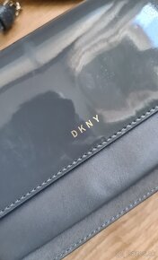 DKNY Malá kožená kabelka crossbody - 2