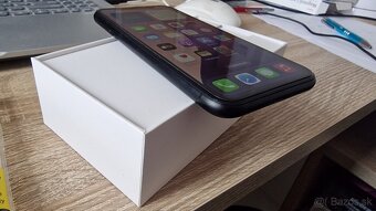 Apple iPhone XR 64GB - top stav - 2