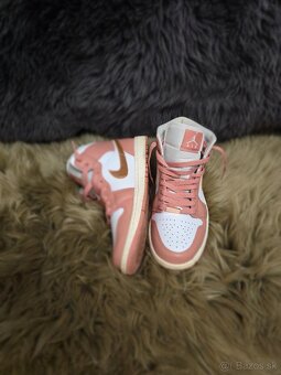 Topánky Air Jordan 1 Mid SE – Red Stardust dámske - 2