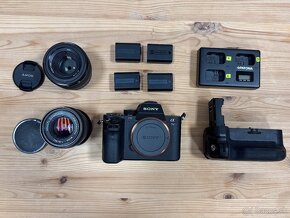 Predám Sony A7S II + 2 objektívy, battery grip v top stave - 2