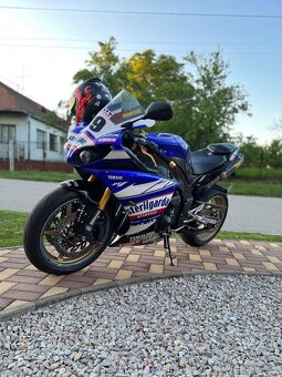 Yamaha R1 - 2