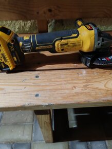 DCG405N DEWALT AKU BEZUHLÍKOVÁ 125MM ÚHLOVÁ BRUSKA BEZ BATER - 2