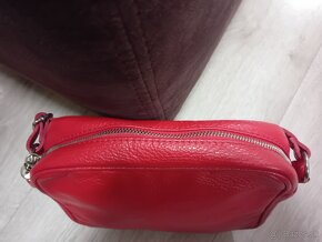 Červená kožená crossbody kabelka na zips s dlhým remienkom - 2