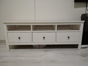 Masívny TV stolík Hemnes biely - 2