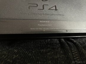 SONY PlayStation 4 (500GB) + 2 ovládače - 2