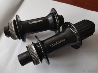 Predný a zadný náboj shimano hb-mt400-b a shimano fh-mt400-b - 2