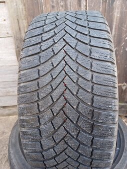 Predám 2 jazdené zimné pneumatiky Bridgestone Bliz 235/40 R1 - 2