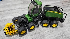 Lesny traktor John Deere od Bruder - 2