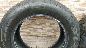 Predám 2xzimné pneumatiky 215/65 r17 Goodyear M+S - 2