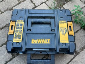 Predam priamociaru pilu Dewalt - 2