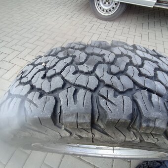 Predám pneu BFG Allterrain 215/65 r16 - 2