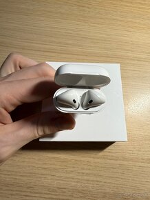 Apple AirPods s nabíjacím púzdrom - 2