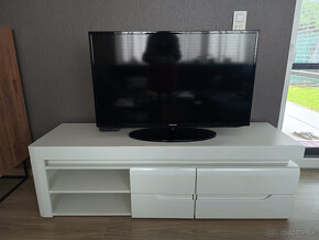 tv komoda biela leskla - 2