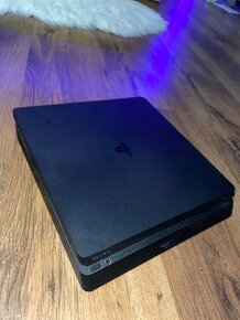 PS4 500GB + hry + joysticky - 2