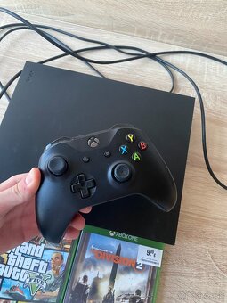 Xbox One X + 2 hry - 2