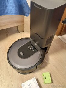 ROOMBA  I7      NA NAHRADNE DIELY . NOVA BATERIA. - 2