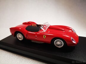 Predám kovový  model auta Ferrari 250 Testarossa, 1:43 - 2