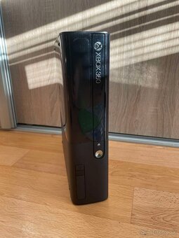 Xbox 360 E 500GB + ovládač + 4 hry + káble - 2