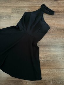Male čierne šaty L Tally Weijl so zapínaním okolo krku - 2