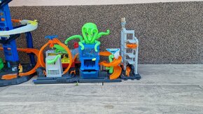 Hot Wheels City Ultimátna umývačka + T-REX garage - 2