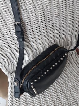 PRÍJEMNÁ, PEKNÁ CROSSBODY KABELKA - 2