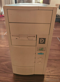 AMD 133Mhz / 8 MB RAM / 800MB HDD / WIN 95 - 2