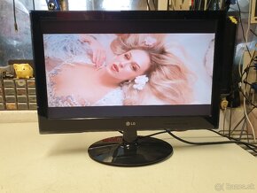 22"  LCD - 2