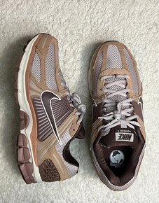 Nike ZOOM Vomero 5 Tenisky - 2