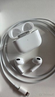 Apple AirPods_3. gen._ s Lightning nabíjacím puzdrom - 2