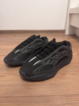 Yeezy 700 V3 Black - 2