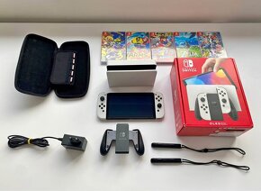 Nintendo Switch OLED s hrami - 2