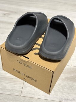 Yeezy slides - 2