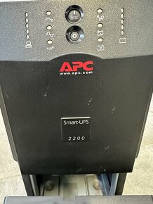 Zalozny zdroj APC Smart-UPS 2200 - 2