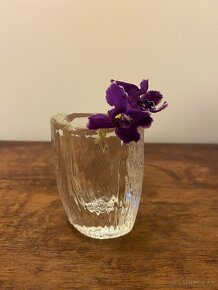 Mala vaza lisovane sklo - 2