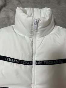 Dlhá biela vatovaná vesta zn. Armani Exchange originál - 2