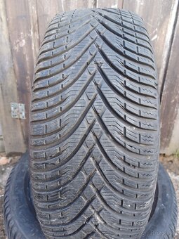 Predám 2 jazdené zimné pneumatiky BFGOODRICH 205/50 R17 - 2