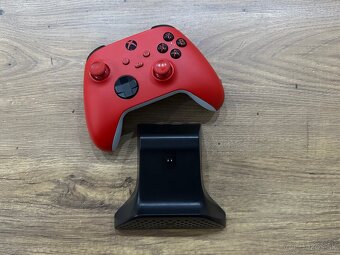 Originál ovládač na Xbox One / Series X Red + Dock a batéria - 2