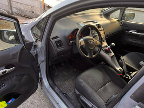 rozpredam toyota auris 1,6 benzin 91kw 2007 prva generacia e - 2