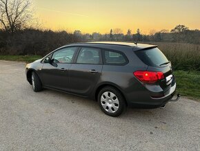 Opel Astra J Sport Tourer - 2