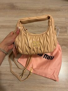 Miu Miu Wander matelassé nappa hobo bag - béžová (MM1) - 2