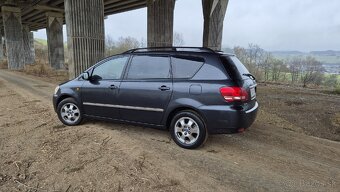 Toyota Avensis Verso - 2