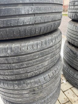 VW Golf Passat Touran 235/45R17 - 2