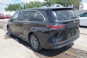 Toyota Sienna LE 2022 - 2