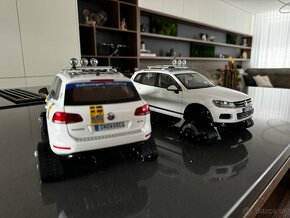 Vw touareg V6 1:18 kyosho už len biele. - 2