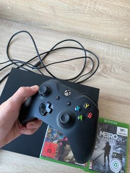 Xbox One X + 2 hry + Box - 2