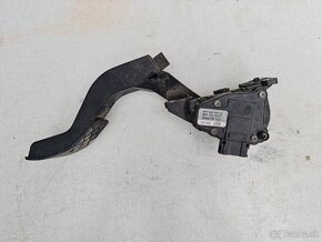 VW Passat B5.5 - Plynovy pedal 8D1 721 523 F - 2