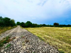 Pekný rovinatý pozemok - Vyšná Hutka - 2